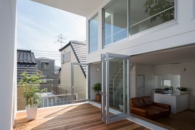 Маленький дом с большой террасой от Takuro Yamamoto
