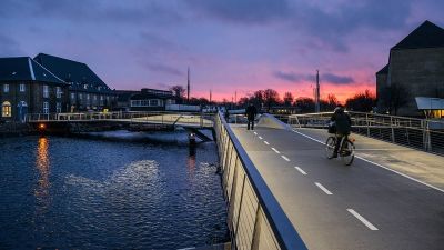 Мосты для пешеходов и велосипедистов через каналы Кристиансхаун и Транграун © Christian Lindgren