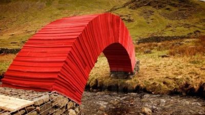 Британец Стив Мессам представил мост из двадцати тысяч листов бумаги