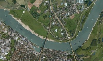 Прежнее состояние: дамбы подходили к берегу реки Ваал и создавали эффект бутылочного горлышка, что повышало риск наводнения при сильных осадках. Изображение: Google Maps