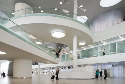 Интерьер нового терминала международного аэропорта Курумоч в Самаре © Архитектурное бюро Nefa Architects. Фотограф Илья Иванов