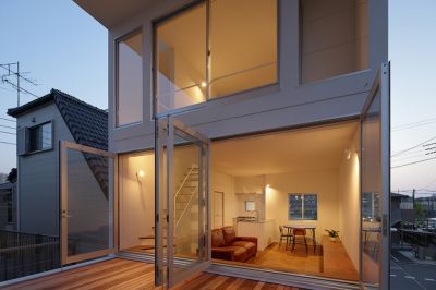 Маленький дом с большой террасой от Takuro Yamamoto